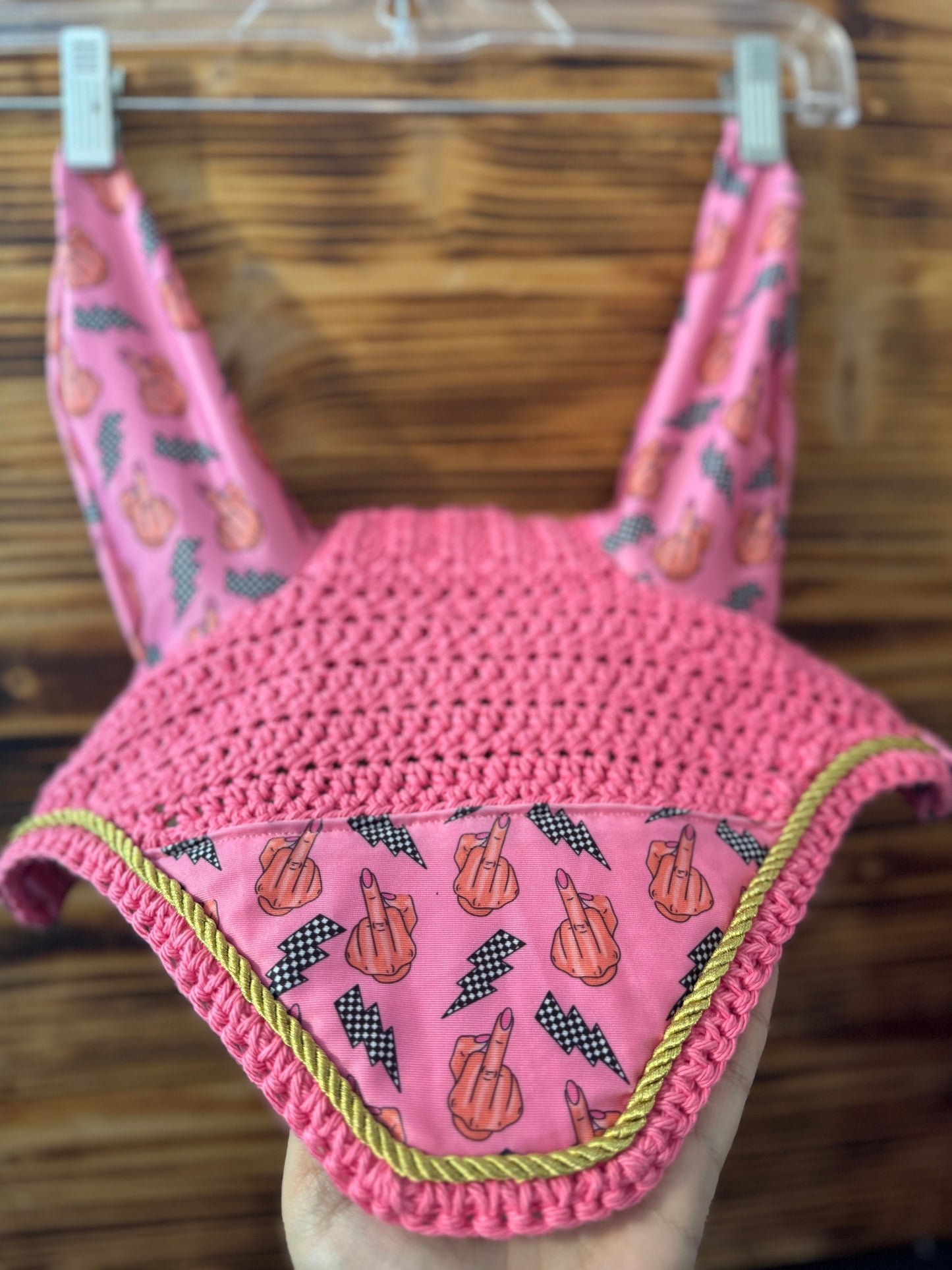 Middle finger bonnet