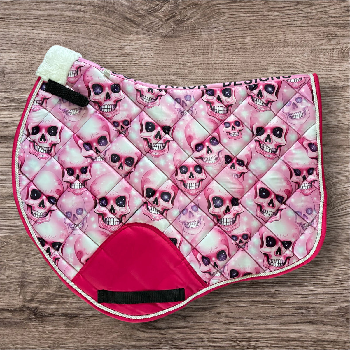 Pink skulls jump cut saddle pad
