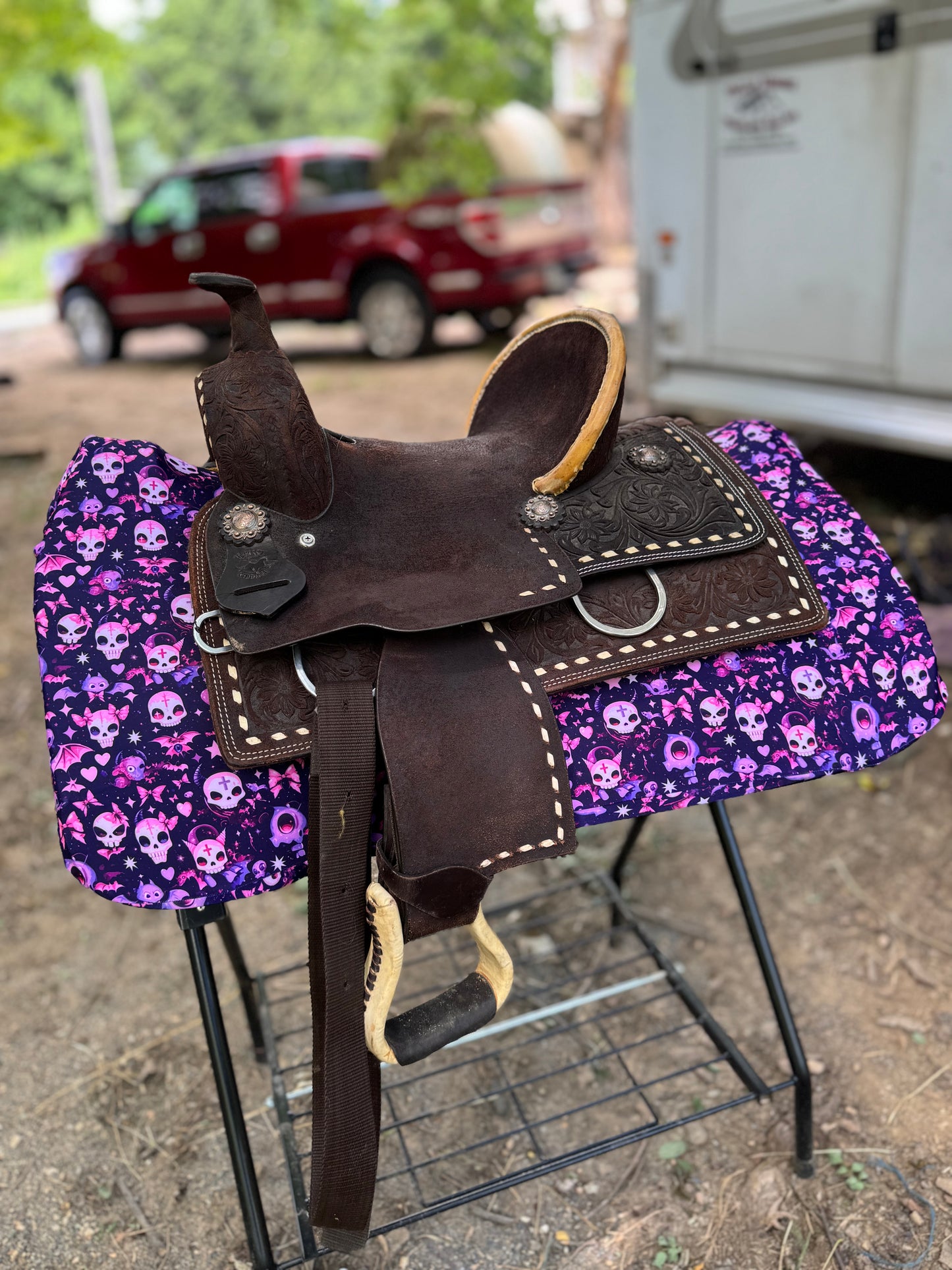 Purple skulls western saddle pad COVER