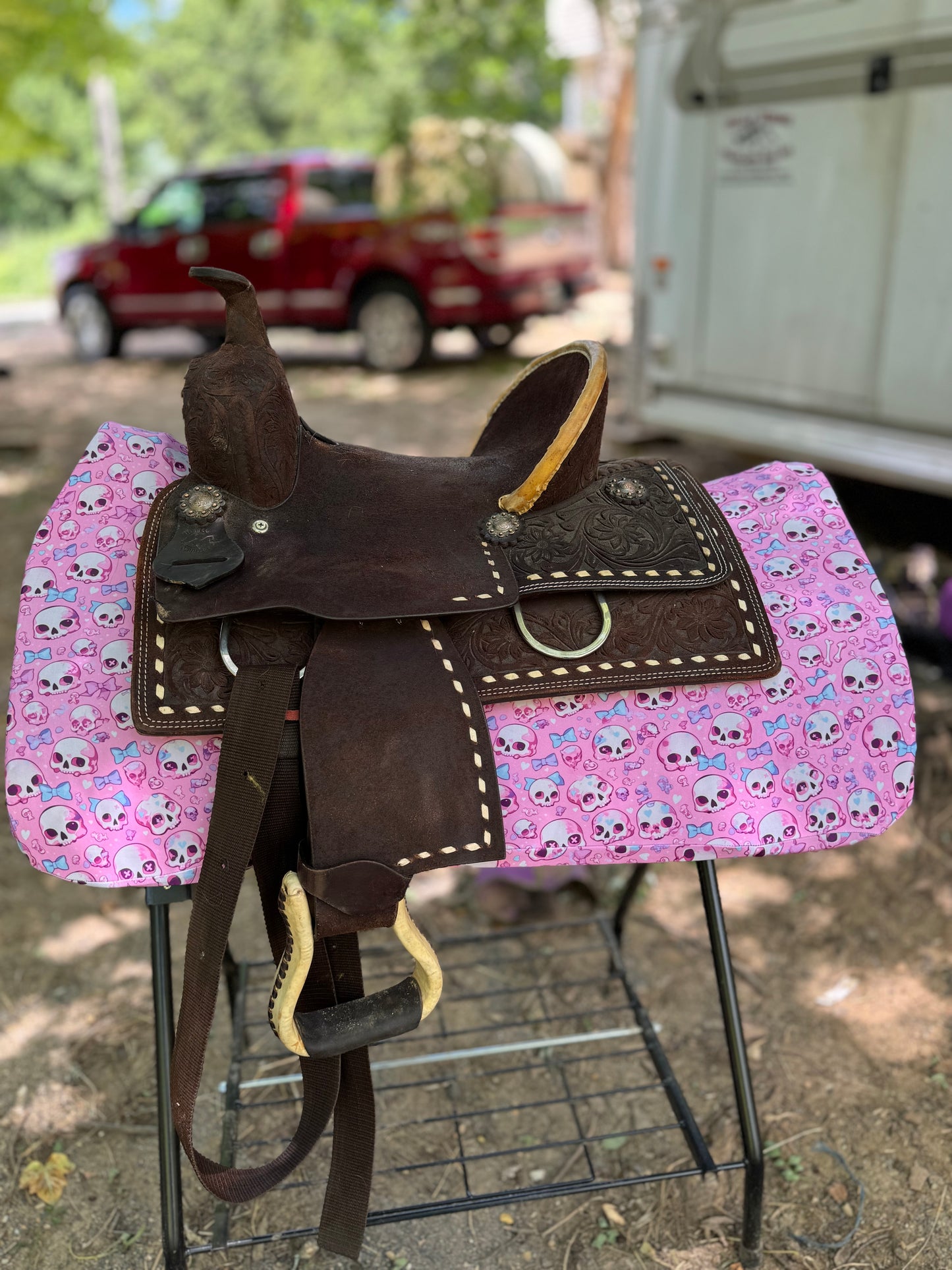 Pink skulls western saddle pad COVER